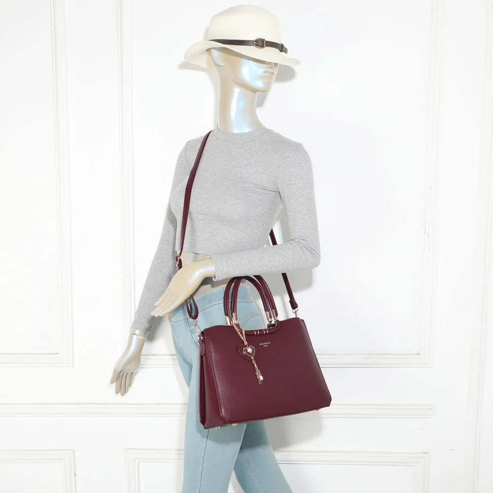 Sac à main femme Le Ambrélia bordeaux porté à la main ou à l’épaule avec sa bandoulière – réf. DQ-8742