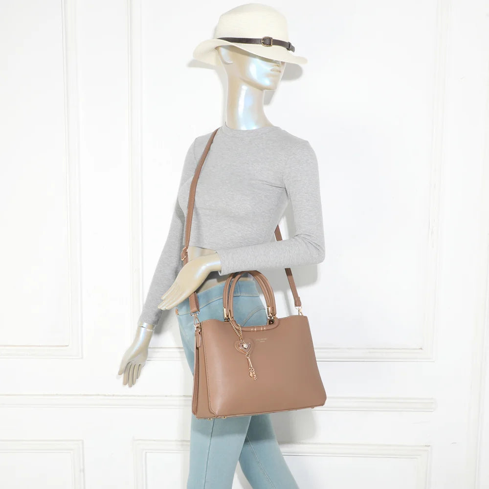Sac à main femme Le Ambrélia taupe foncé porté à la main ou à l’épaule avec sa bandoulière – réf. DQ-8742