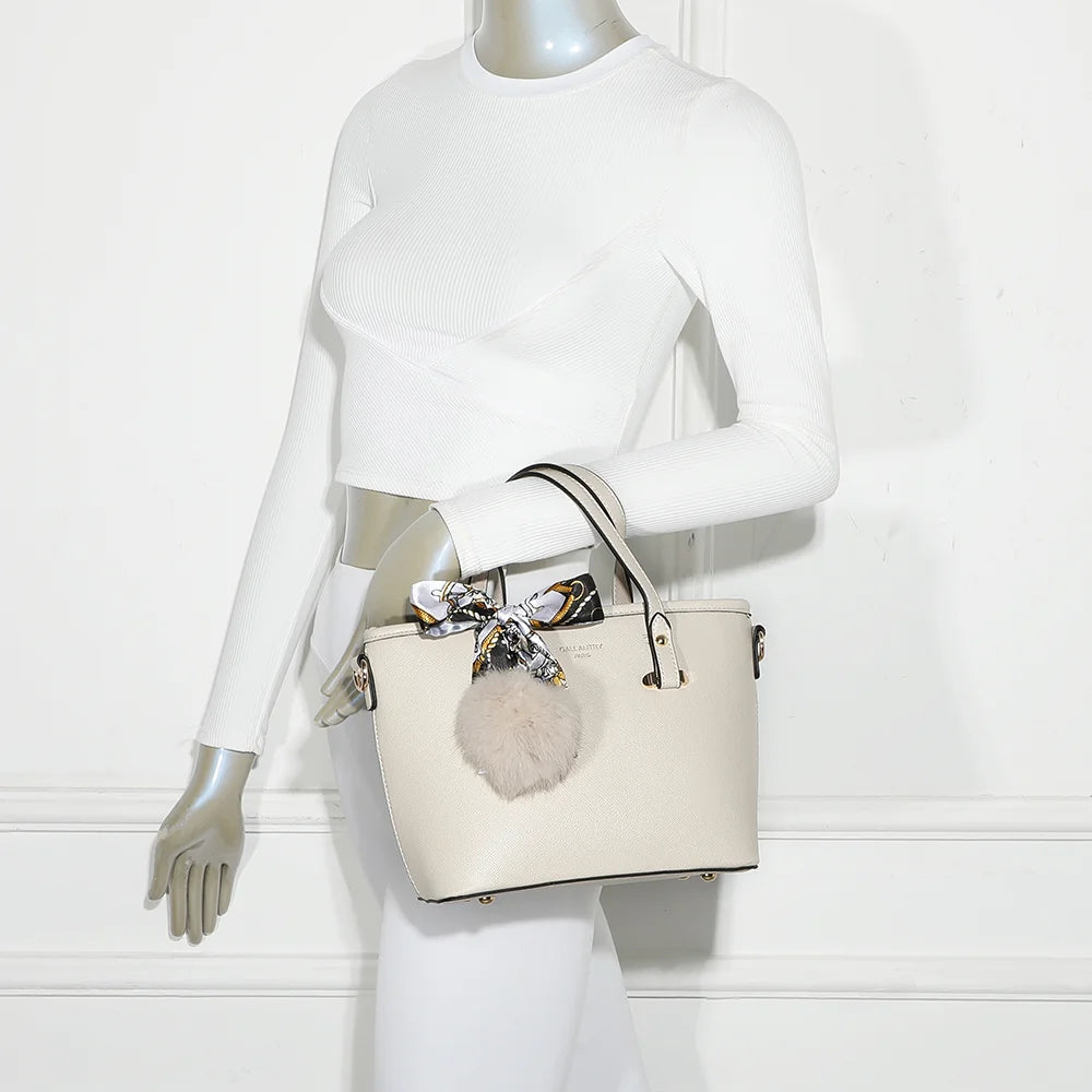 Le Amélis beige porté par une femme, à la main ou avec la bandoulière amovible – réf. M-9401-2