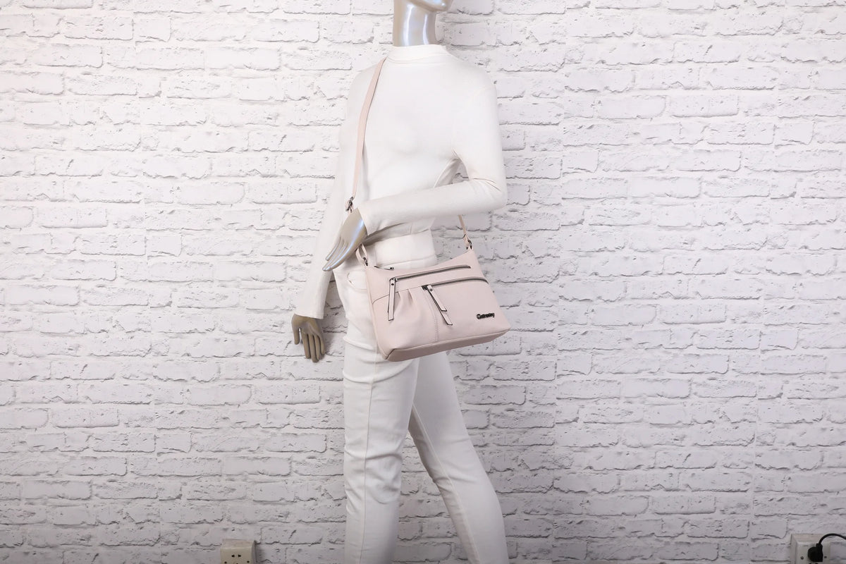 Le Auréane beige porté en bandoulière par une femme, bandoulière réglable – réf. Z-5103