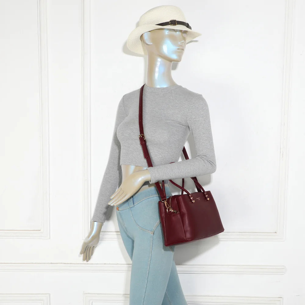 Sac à main femme Le Azélie bordeaux porté, à la main ou avec sa bandoulière amovible – réf. LS-76007