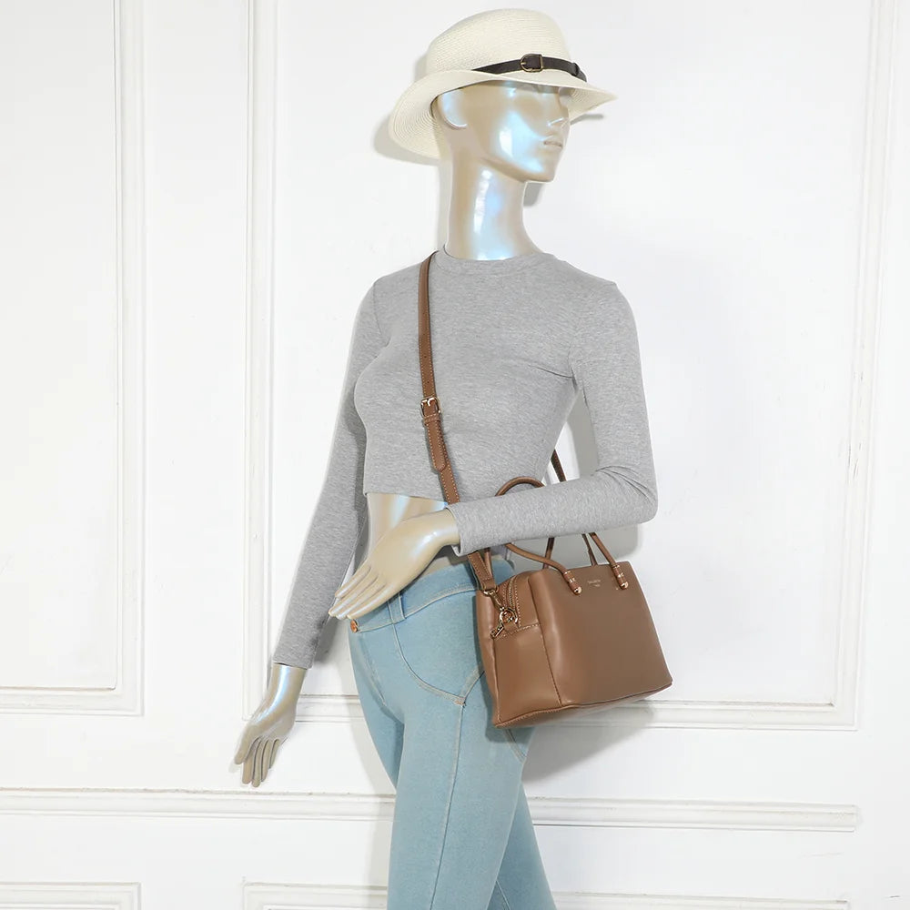 Sac à main femme Le Azélie taupe foncé porté, à la main ou avec sa bandoulière amovible – réf. LS-76007