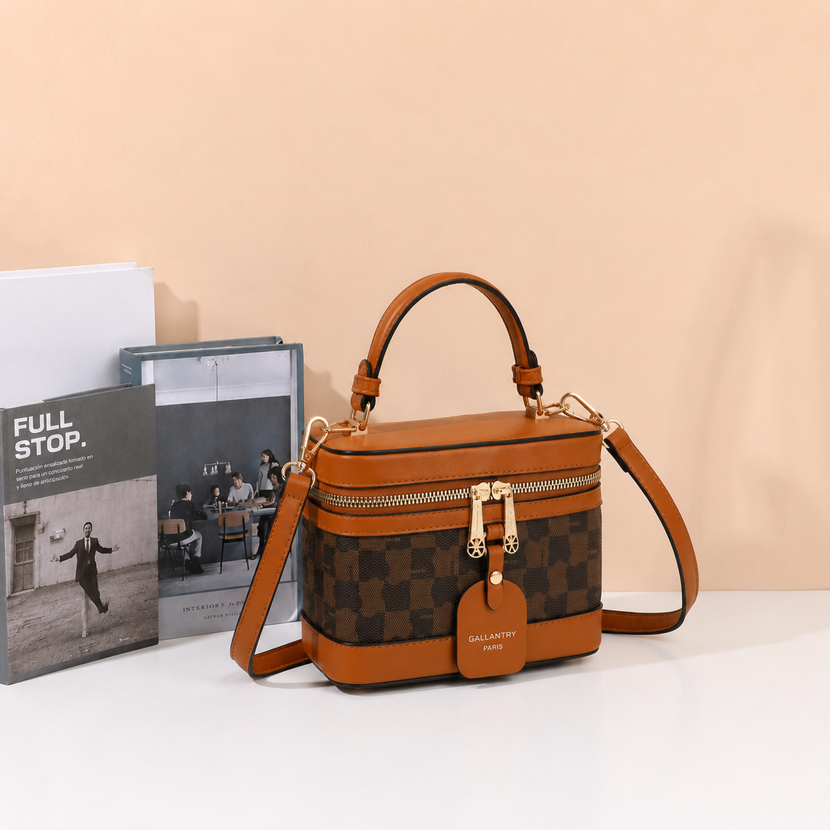 Sac à main vanity Le Bambino Chic marron à motif damier en situation – visuel d’ambiance créé avec l’IA – Gallantry Paris