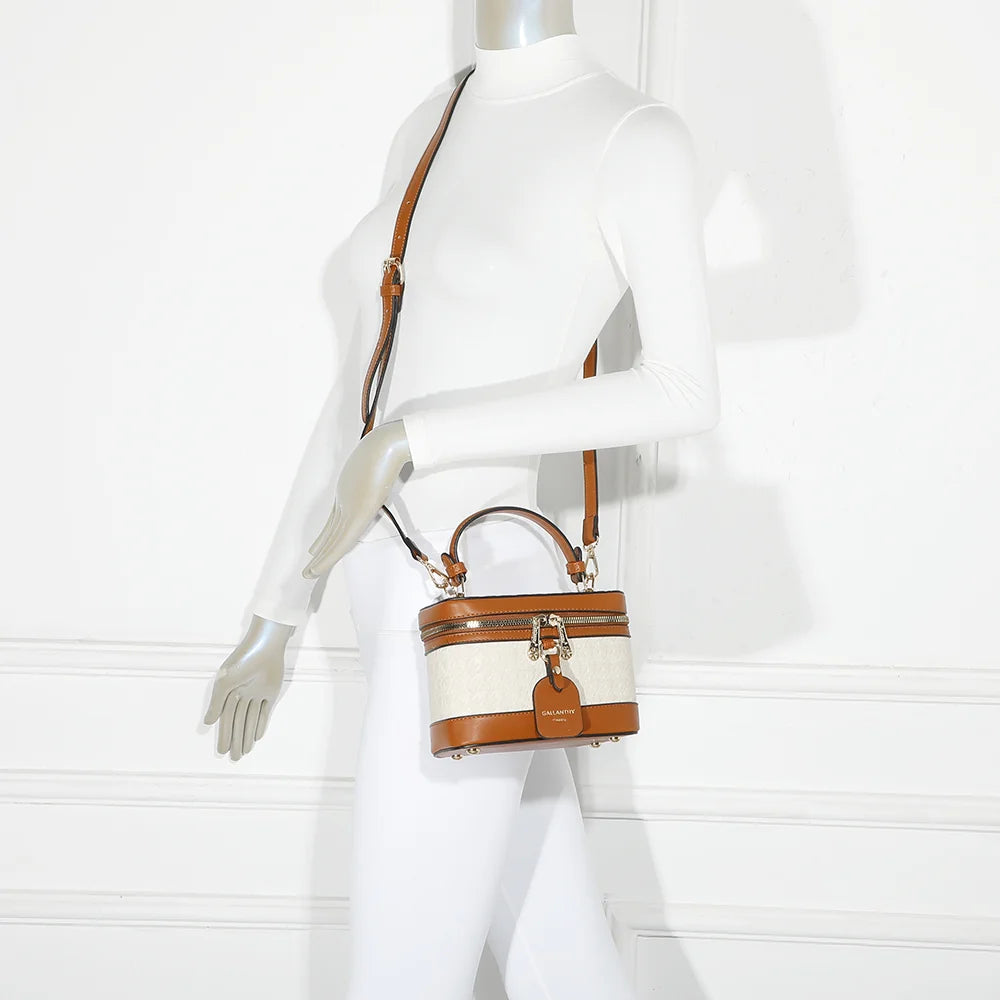 Sac Le Bambino beige/marron porté par une femme, à la main ou avec sa bandoulière amovible – réf. R-1918