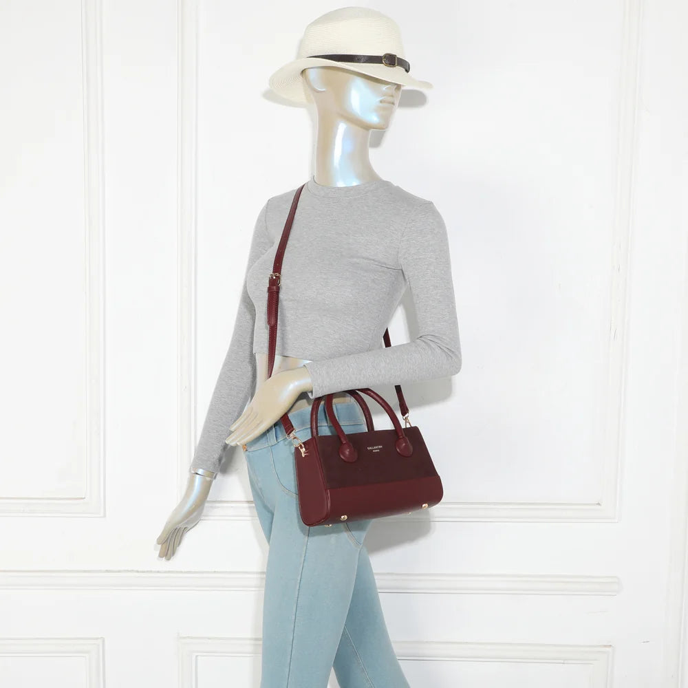 Le Basile bordeaux porté par une femme, à la main ou avec sa bandoulière amovible – réf. YL-26022