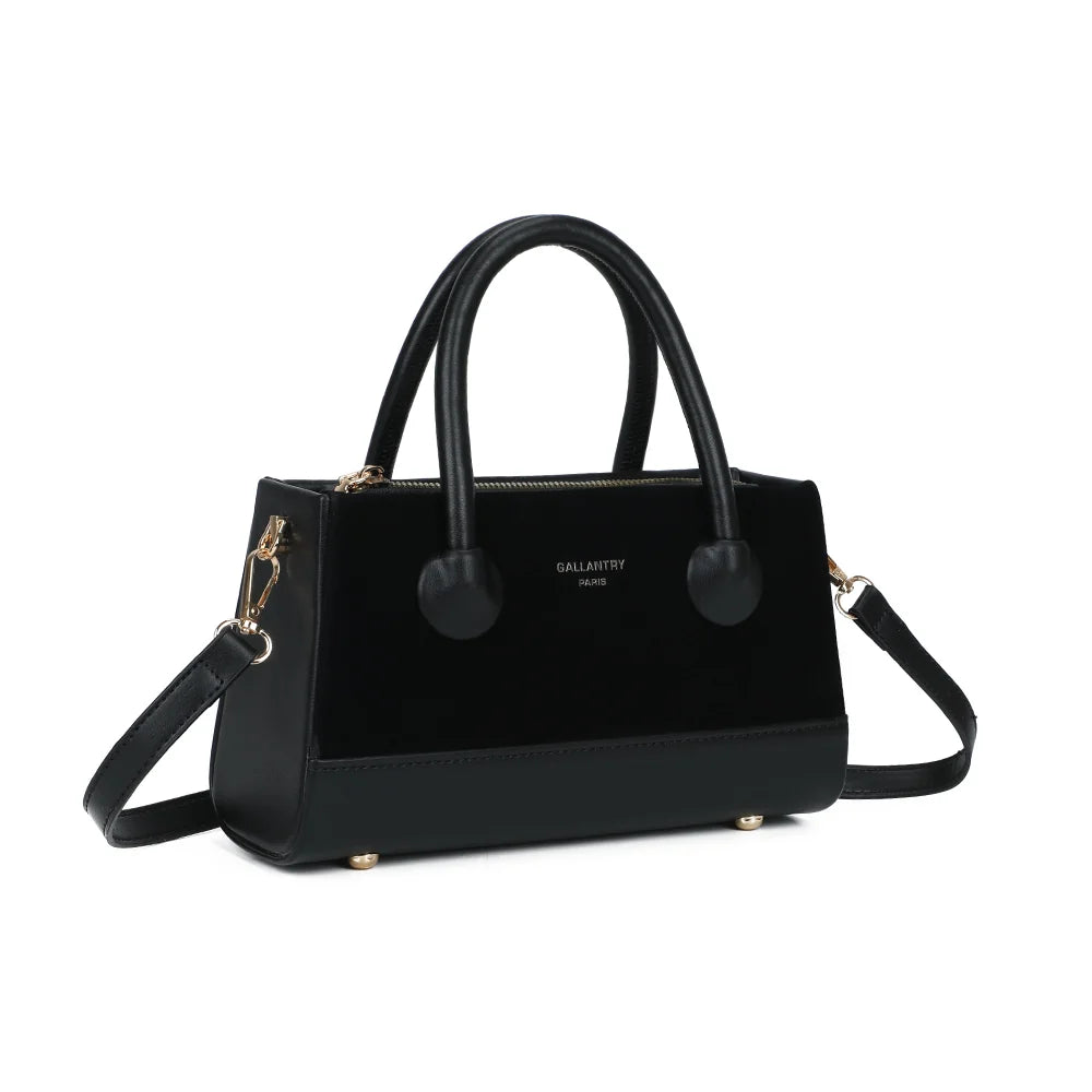 Le Basile noir vu de trois quarts : silhouette structurée, attaches rondes et zip doré – réf. YL-26022