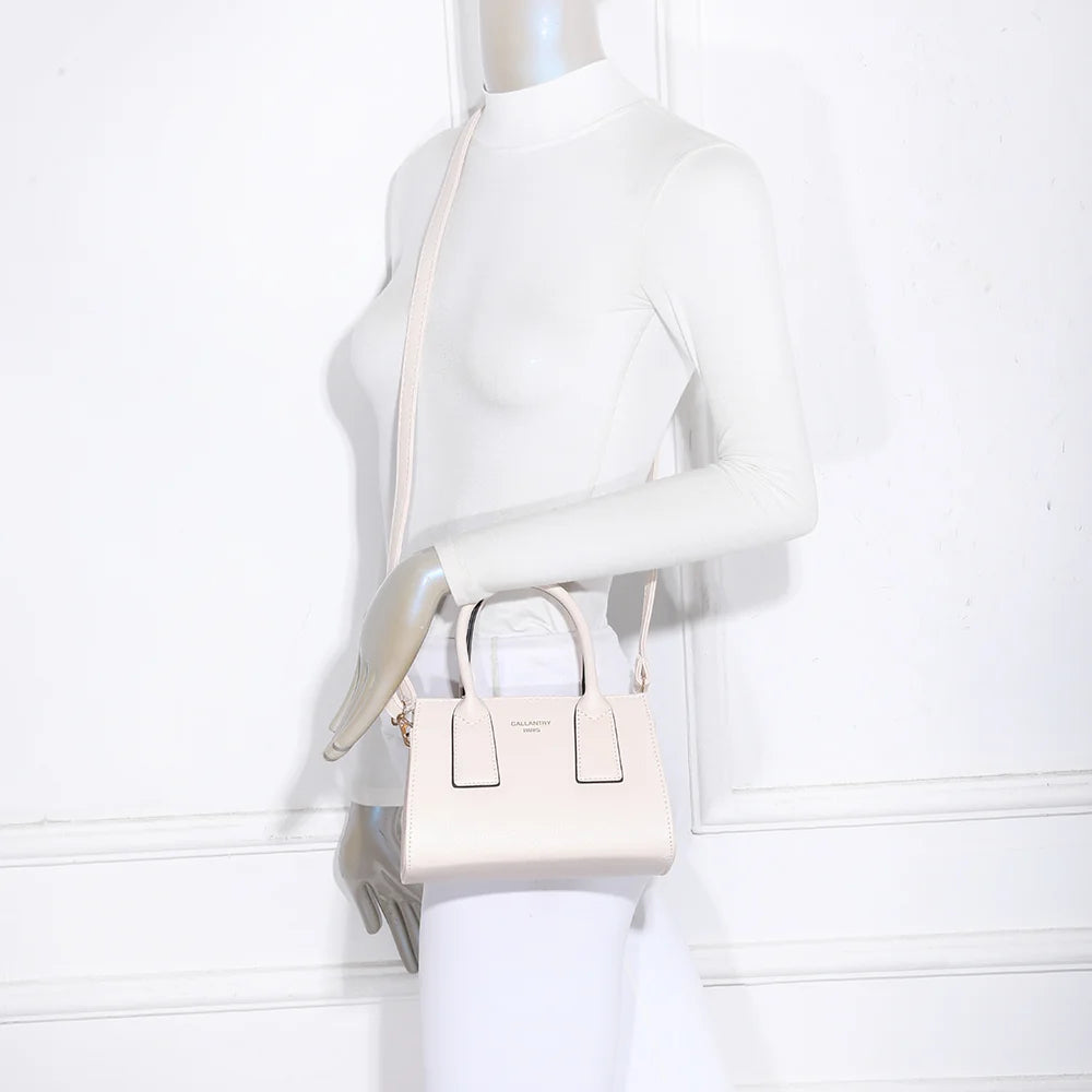 Le Bastien beige porté par une femme, à la main ou en bandoulière, petit format chic au quotidien – réf. HY-5432-1
