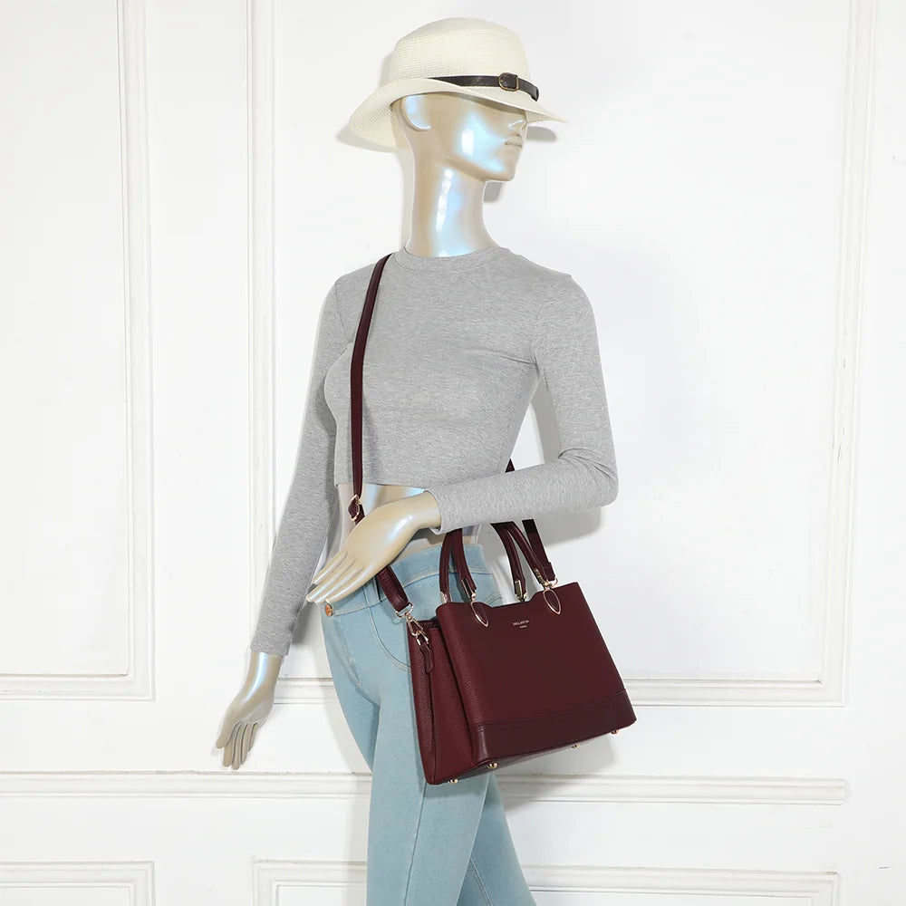 Sac à main femme Le Belvane bordeaux porté, à la main ou en bandoulière grâce à sa sangle amovible – réf. DQ-8740