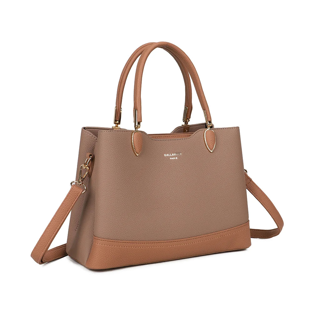 Le Belvane rose foncé vu de trois quarts : silhouette structurée et base lisse contrastant avec le grain – réf. DQ-8740