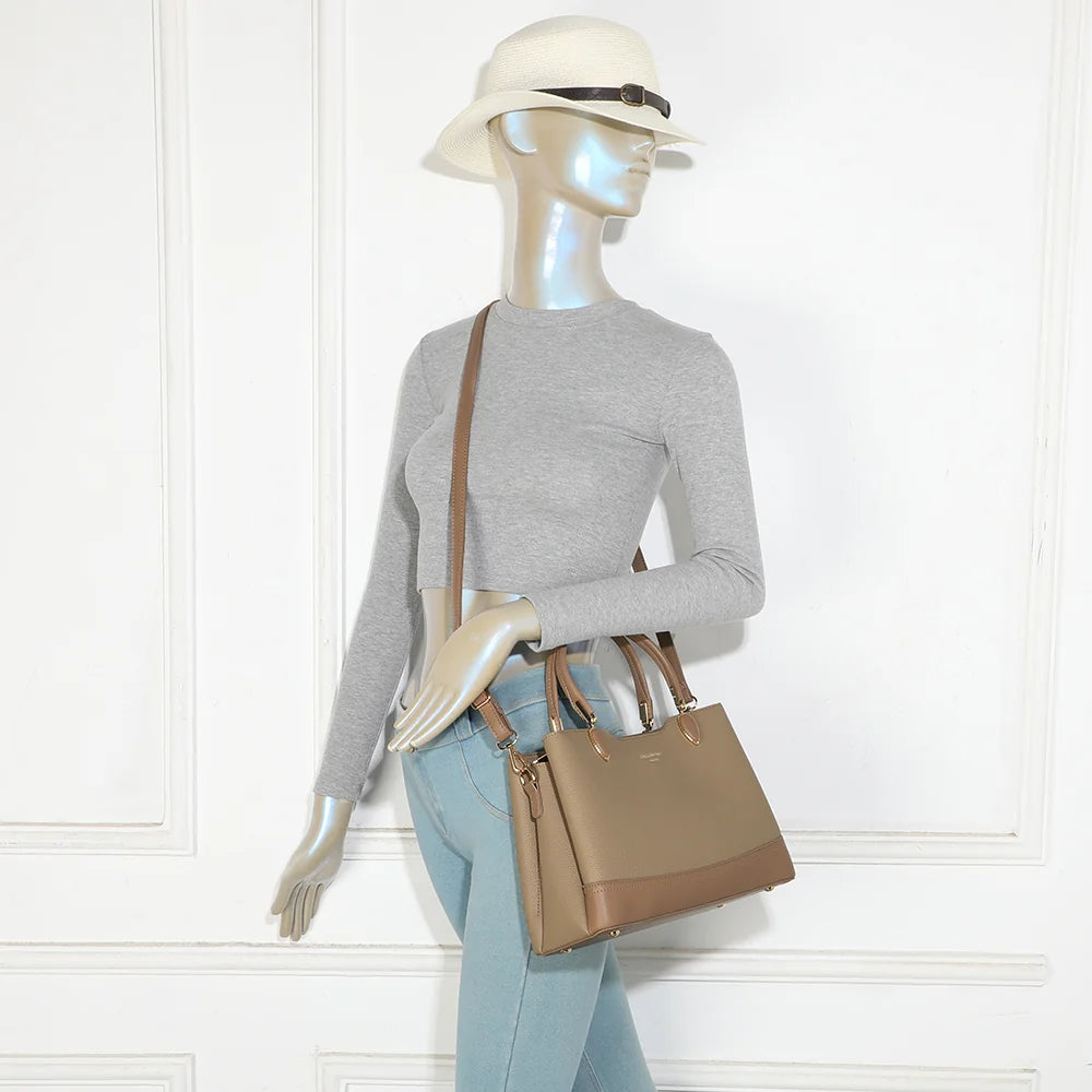 Sac à main femme Le Belvane taupe porté, à la main ou en bandoulière grâce à sa sangle amovible – réf. DQ-8740