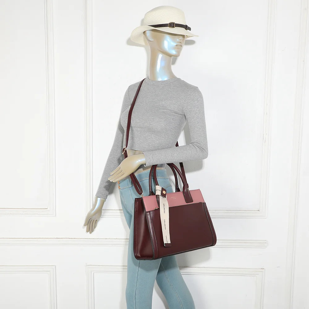 Sac à main Le Berkeley bordeaux porté par une femme, à la main ou avec sa bandoulière – réf. LS-76003