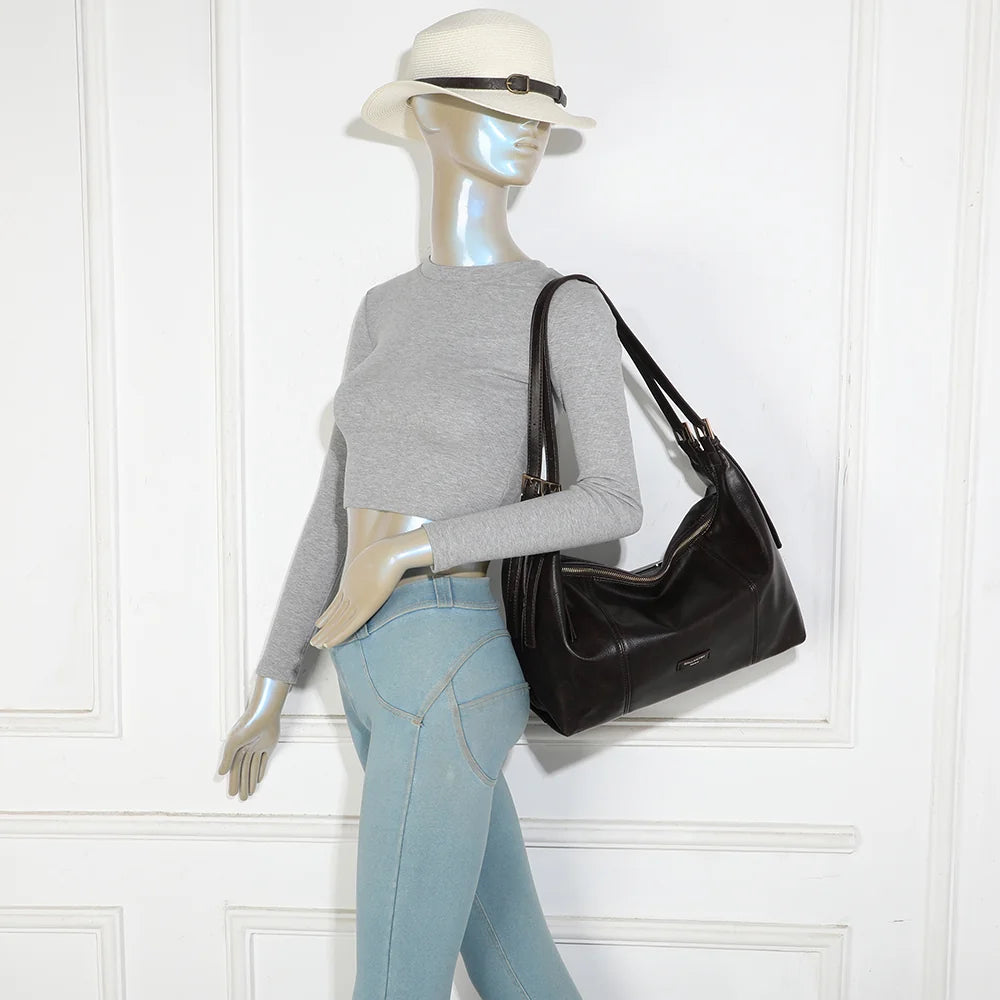 Sac Le Brumaire café porté à l’épaule par une femme, anses ajustées par boucles dorées – réf. JC-53012
