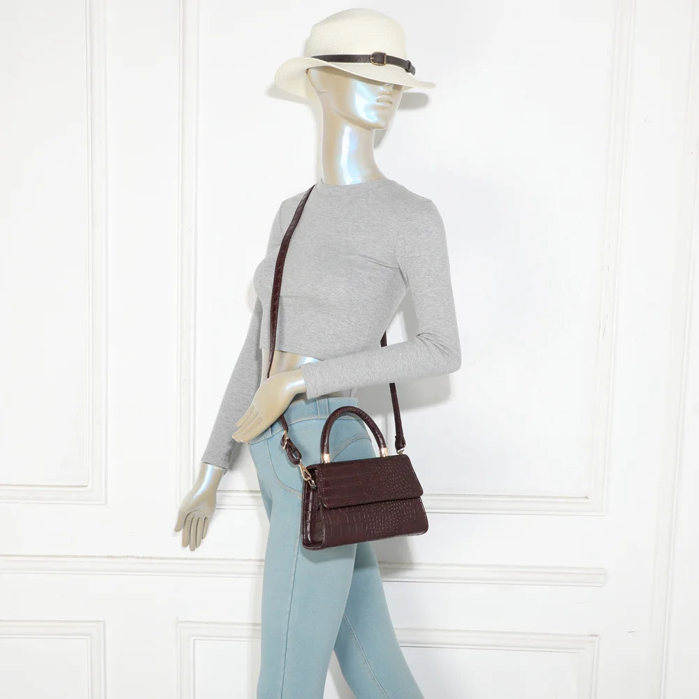 Le Brunello café porté par une femme, à la main ou en bandoulière grâce à la sangle amovible – réf. HY-5406