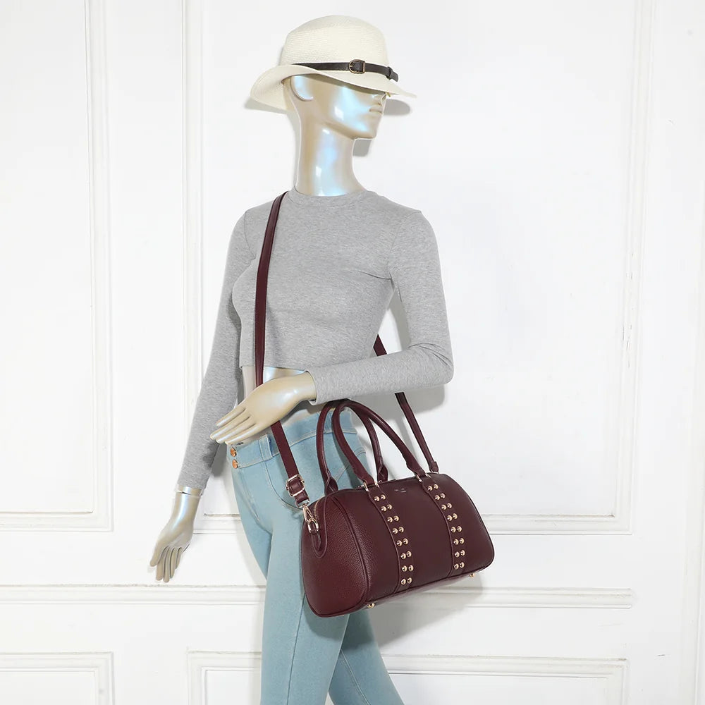 Le Calven bordeaux porté par une femme, à la main ou avec la bandoulière amovible – réf. R-2079