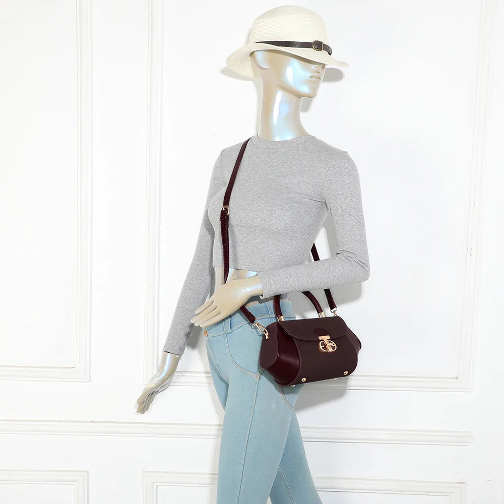Le Calvia bordeaux porté par une femme à la main grâce à sa poignée rigide, format compact et chic – réf. YL-26008-2
