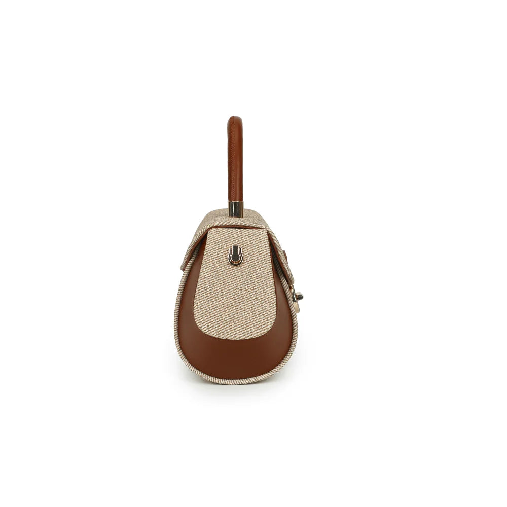 Le Calvia taupe/marron de profil : côté trapézoïdal lisse et anneau doré pour accrocher la bandoulière – réf. YL-26008-2