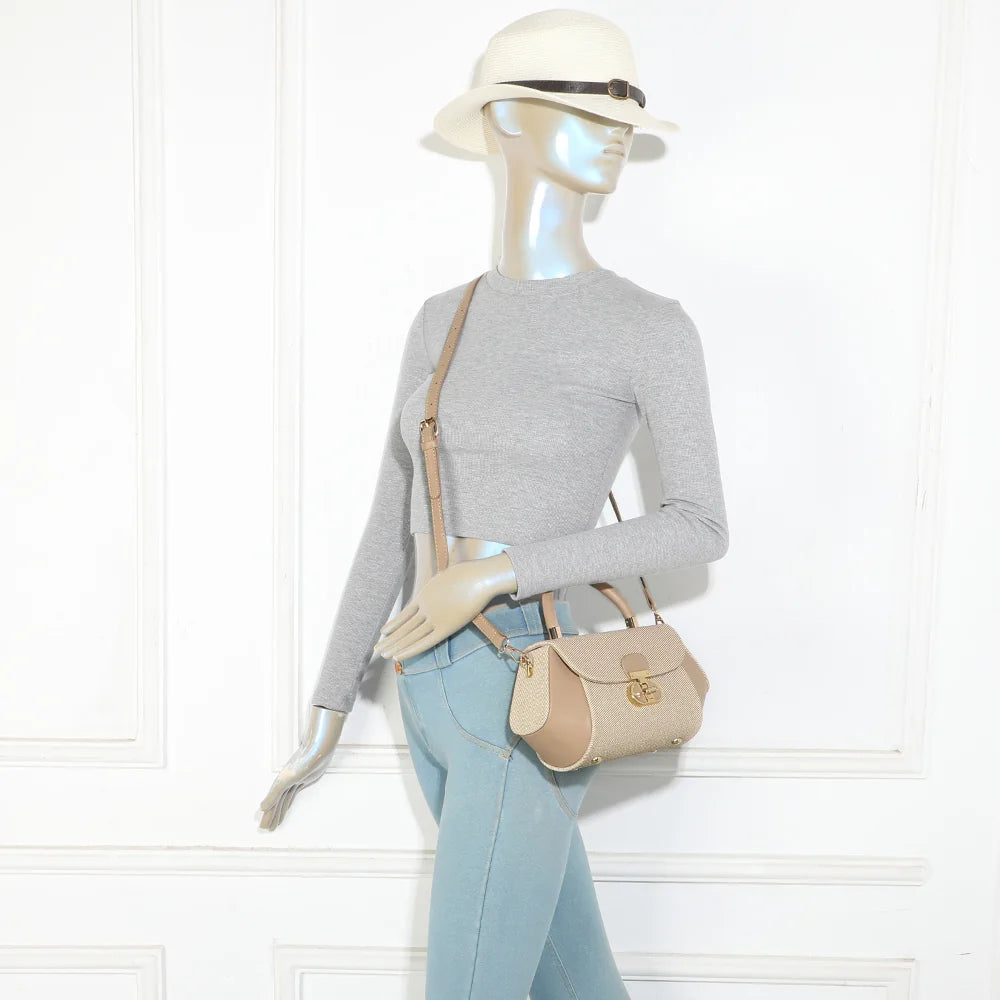 Le Calvia taupe porté par une femme à la main grâce à sa poignée rigide, format compact et chic – réf. YL-26008-2