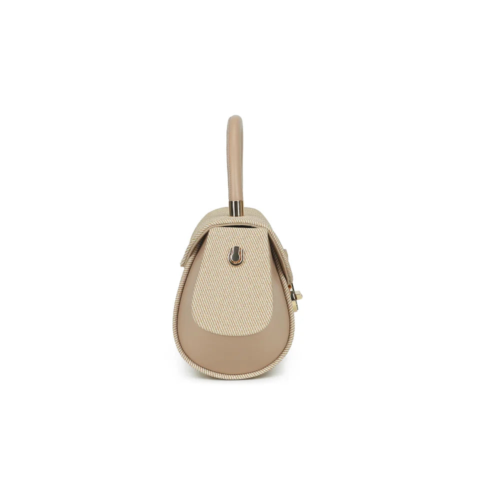 Le Calvia taupe de profil : côté trapézoïdal lisse et anneau doré pour accrocher la bandoulière – réf. YL-26008-2