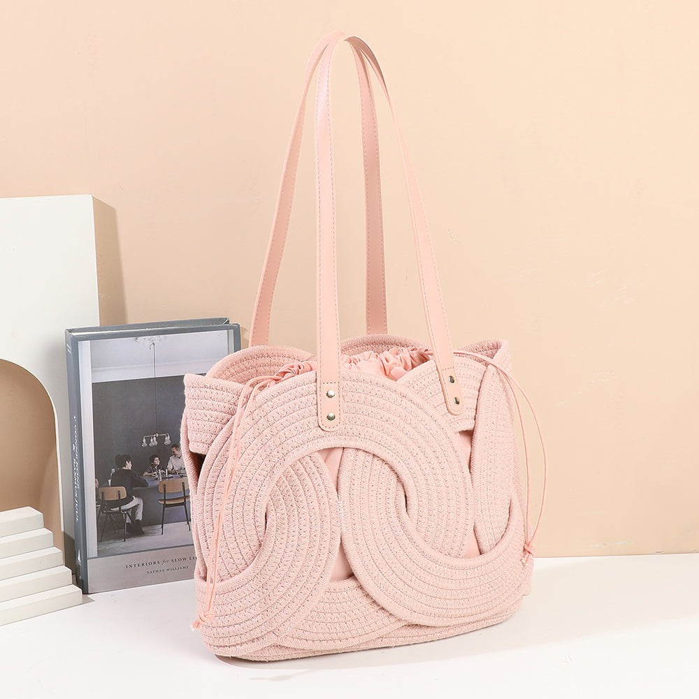 Sac cabas Le Candyloop rose en corde tressée mis en scène dans un décor estival – visuel d’ambiance créé avec l’IA – Gallantry Paris