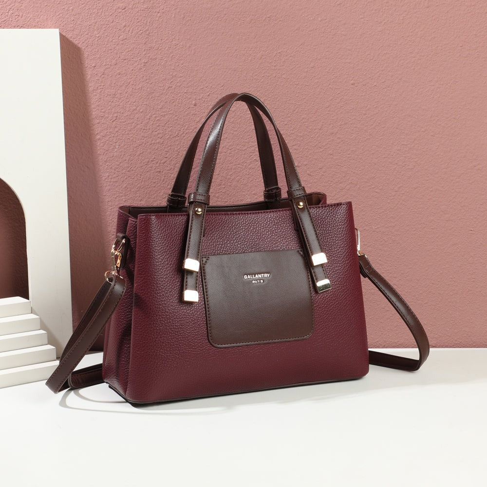 Sac à main Le Cardinal bordeaux aux finitions dorées mis en scène dans un décor – visuel d’ambiance créé avec l’IA – Gallantry Paris
