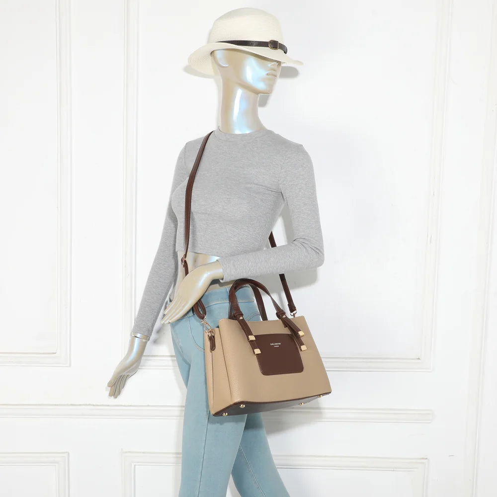 Sac à main femme Le Cardinal taupe/coffee porté, à la main ou à l’épaule avec sa bandoulière amovible – réf. DQ-8736