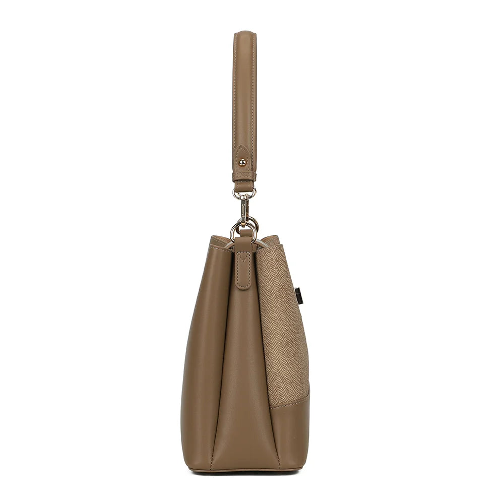 Profil du Cassian taupe foncé : côtés en synthétique lisse et silhouette structurée – réf. G-7514