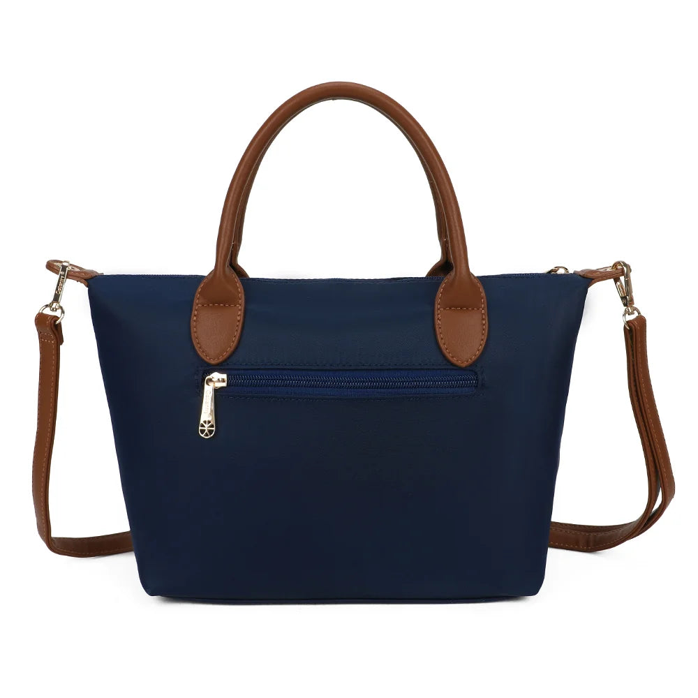 Le Cassien bleu foncé vu de dos, avec sa poche zippée pour garder l’essentiel à portée de main – réf. Z-07-1