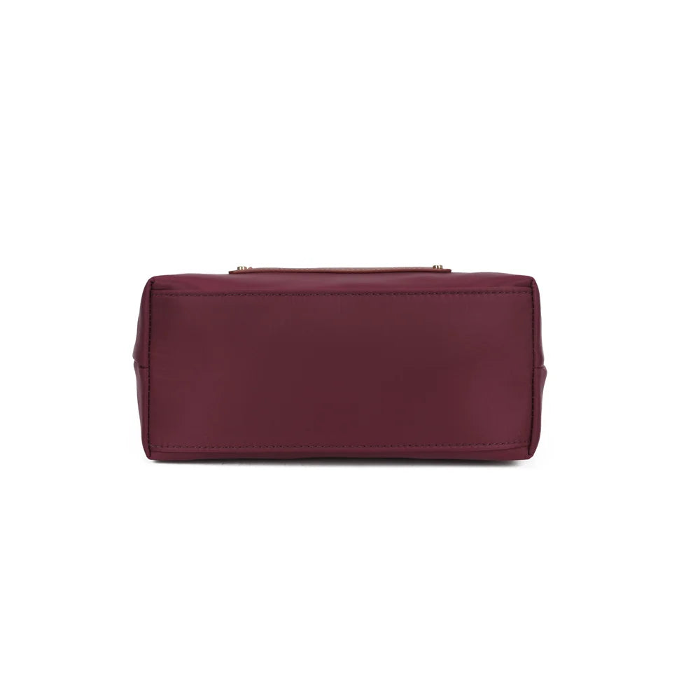 Dessous du Cassien bordeaux, un format compact de 25,5 × 12 cm facile à glisser partout avec soi – réf. Z-07-1