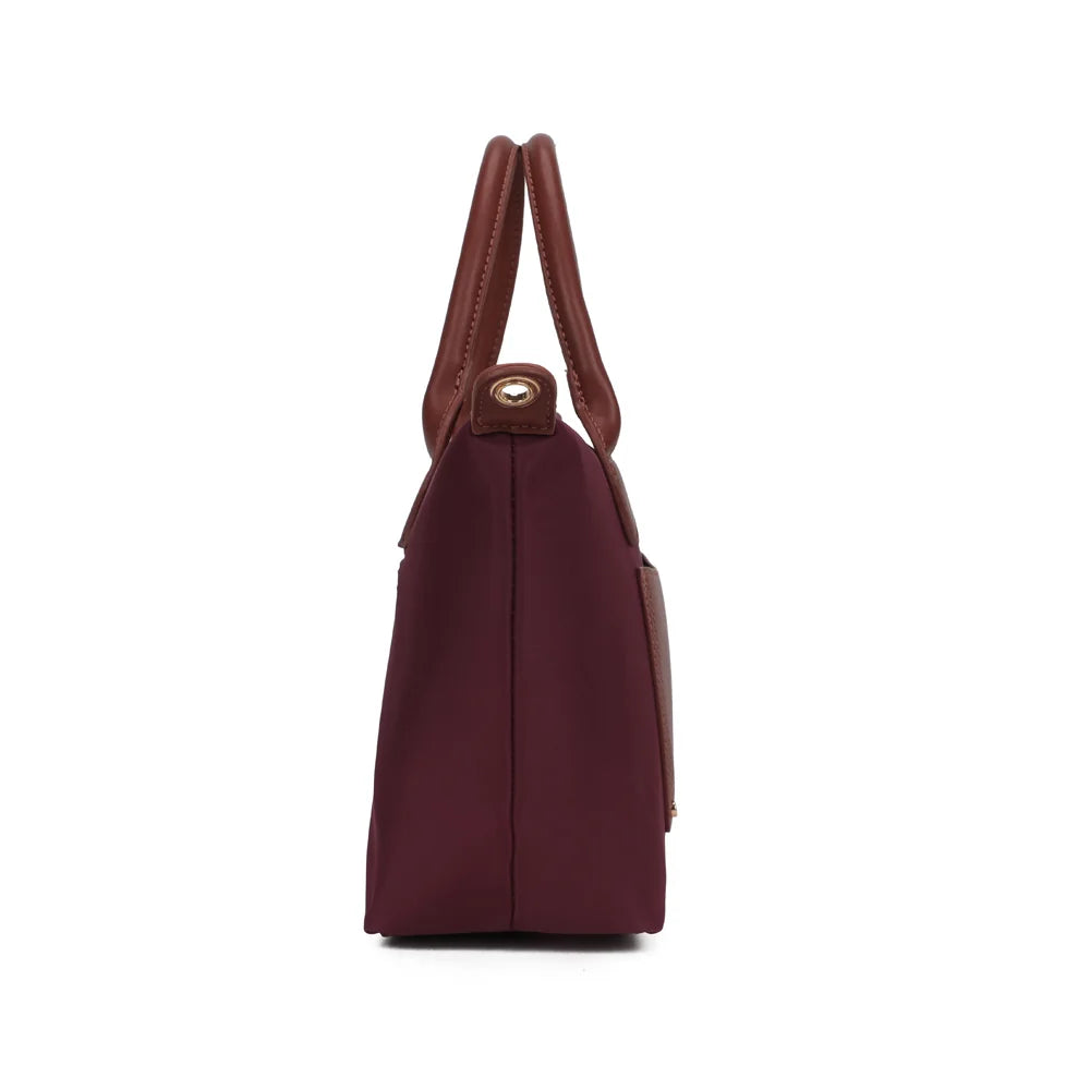 Profil du Cassien bordeaux : silhouette légèrement trapèze et pattes latérales cognac à rivets dorés – réf. Z-07-1