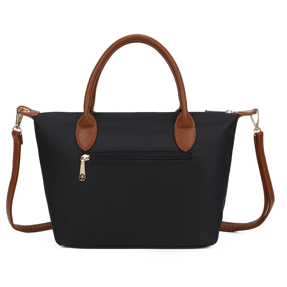 Le Cassien noir vu de dos, avec sa poche zippée pour garder l’essentiel à portée de main – réf. Z-07-1
