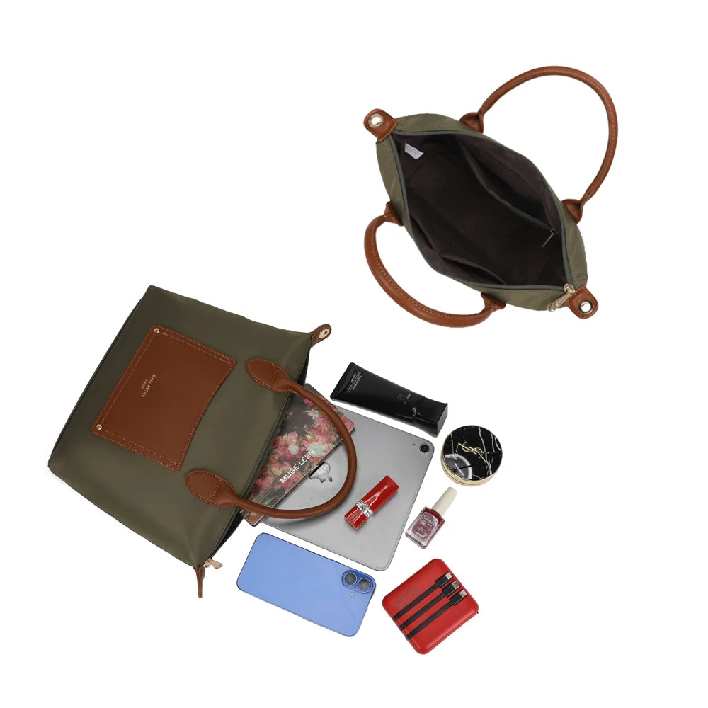Intérieur zippé du Cassien vert foncé, avec rangements pour organiser téléphone, maquillage et petits essentiels – réf. Z-07-1