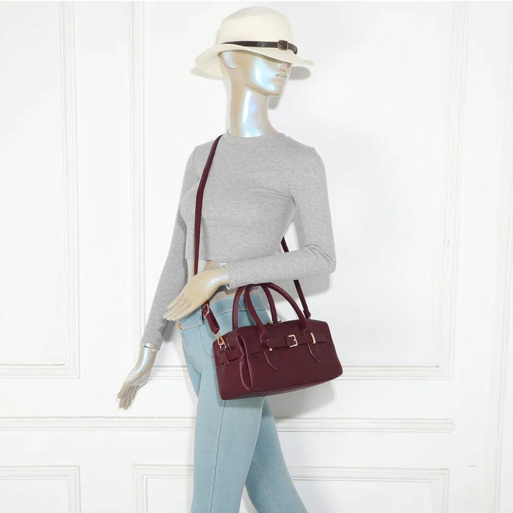 Sac à main femme Le Castille bordeaux porté, avec ses deux anses et sa ceinture à boucle dorée – réf. R-2064