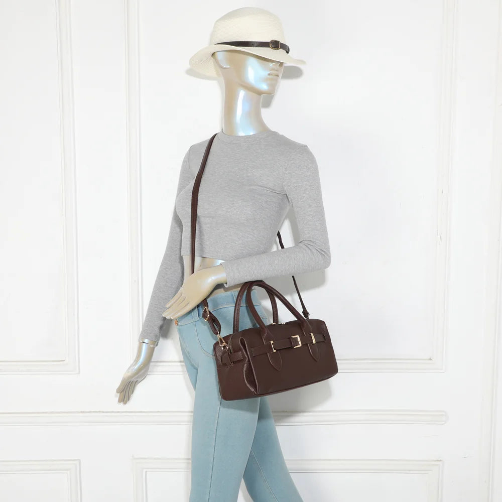 Sac à main femme Le Castille café porté, avec ses deux anses et sa ceinture à boucle dorée – réf. R-2064