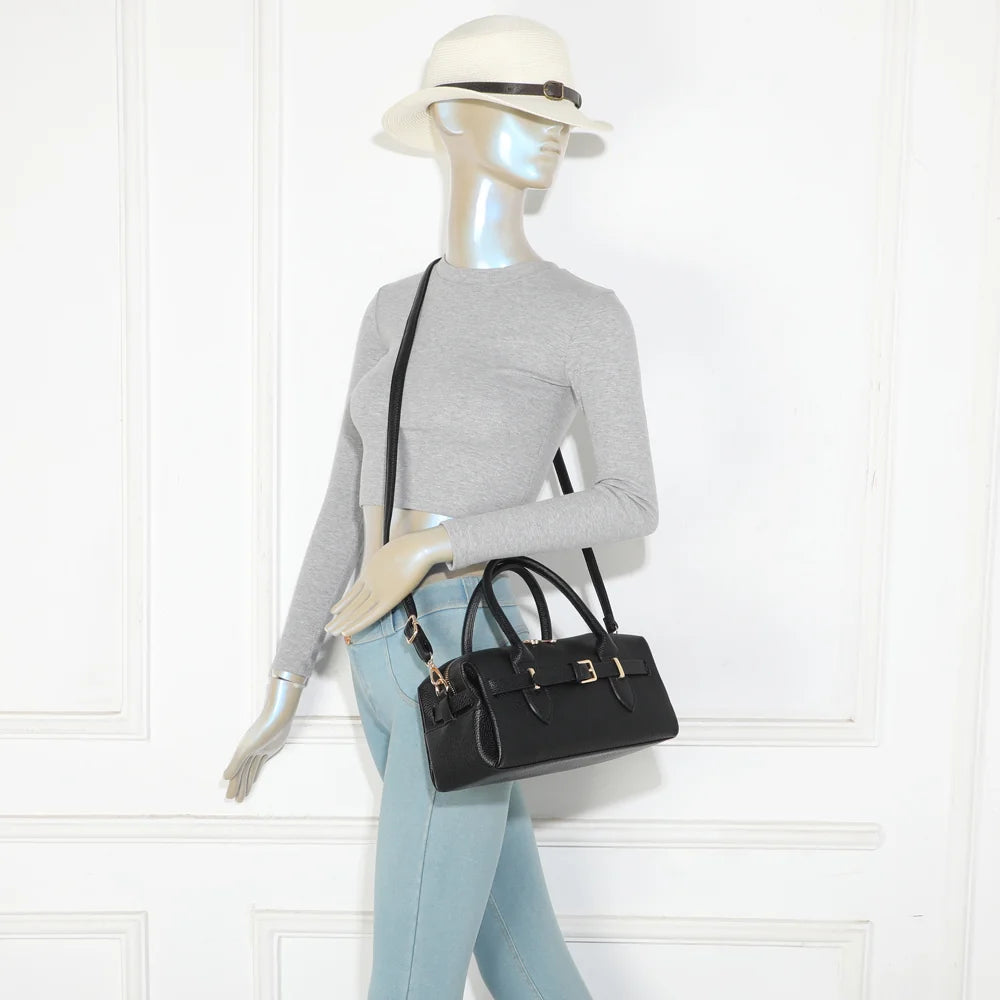 Sac à main femme Le Castille noir porté, avec ses deux anses et sa ceinture à boucle dorée – réf. R-2064