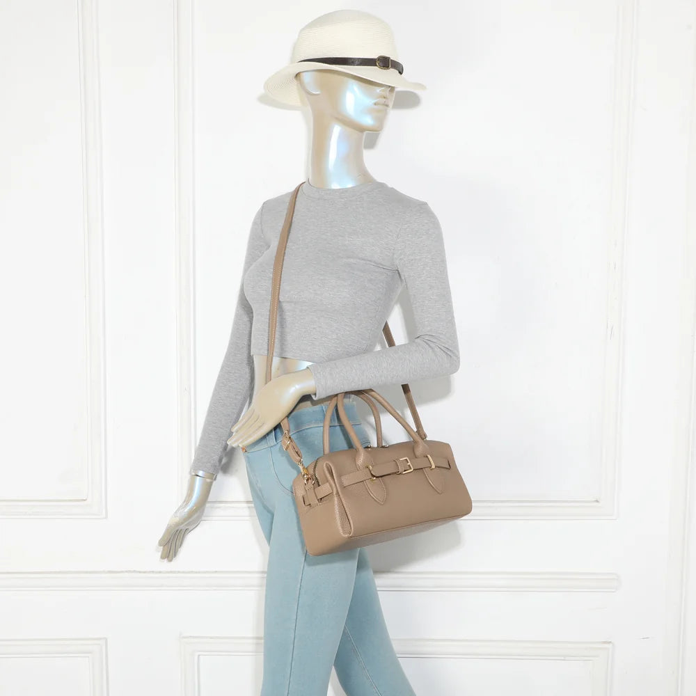 Sac à main femme Le Castille taupe porté, avec ses deux anses et sa ceinture à boucle dorée – réf. R-2064