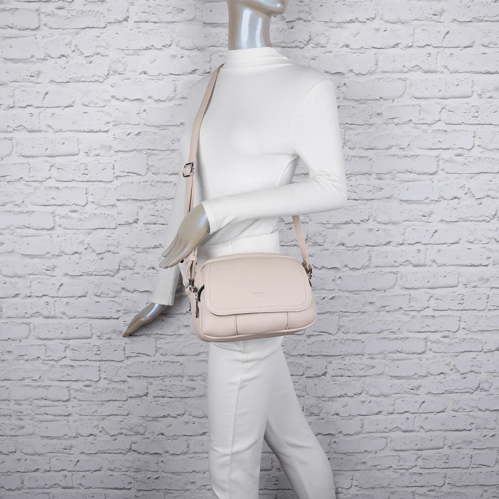 Le Charme Compact beige porté en bandoulière par une femme, bandoulière réglable à la bonne hauteur – réf. G-7455