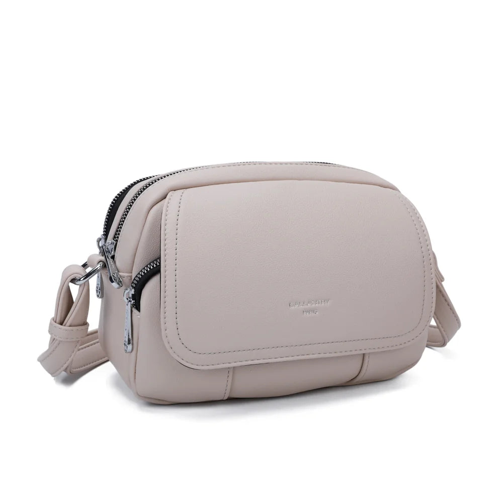 Le Charme Compact beige vu de trois quarts : double zip sur le dessus et poche avant zippée – réf. G-7455