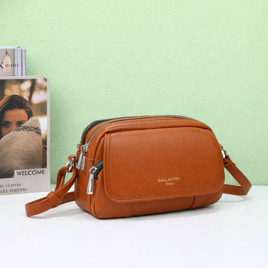 Sac bandoulière Le Charme Compact camel mis en scène dans un décor – visuel d’ambiance créé avec l’IA – Gallantry Paris