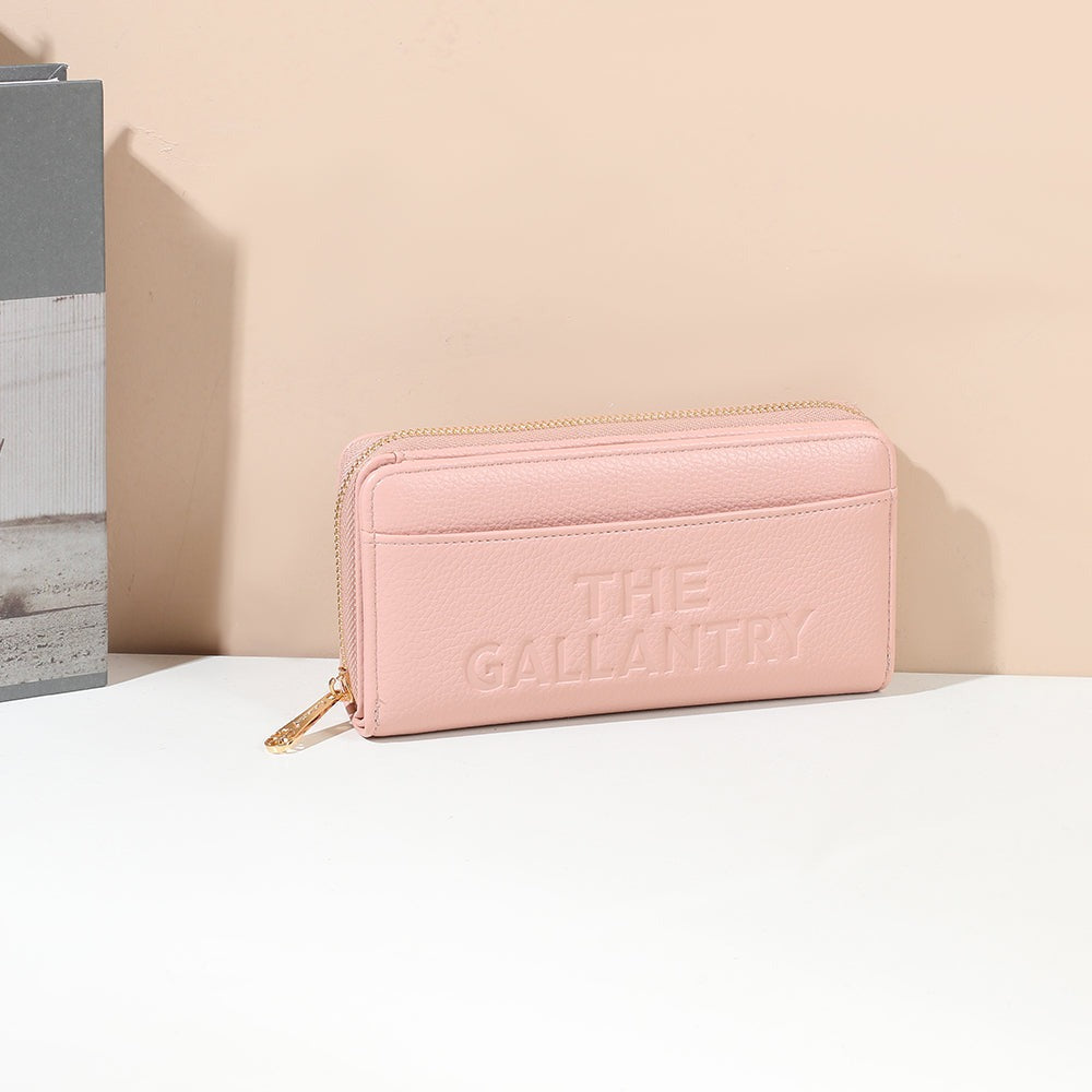 Portefeuille Le Compagnon Tendre rose mis en scène dans un décor – visuel d’ambiance créé avec l’IA – Gallantry Paris