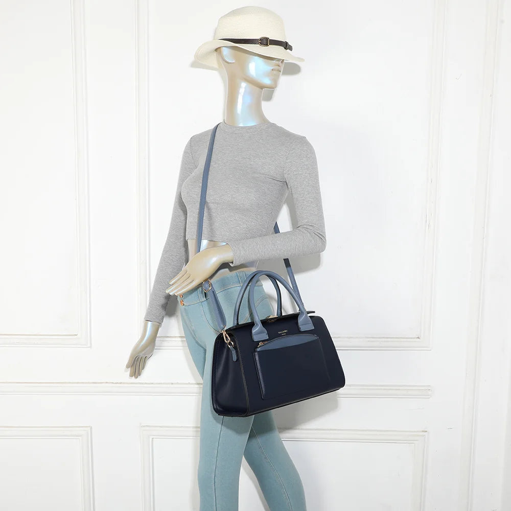 Le Corten bleu foncé porté par une femme, à la main par ses anses ou à l’épaule avec sa bandoulière – réf. LS-76002