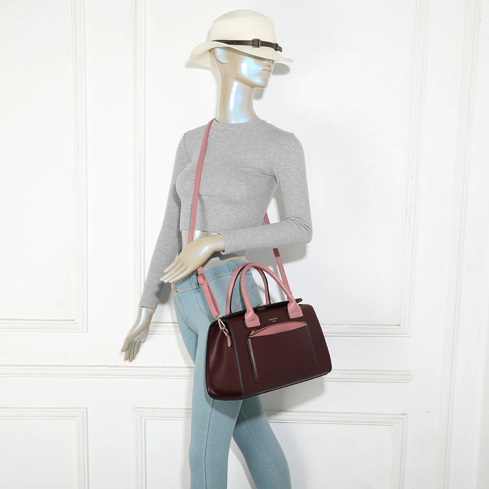 Le Corten bordeaux porté par une femme, à la main par ses anses ou à l’épaule avec sa bandoulière – réf. LS-76002