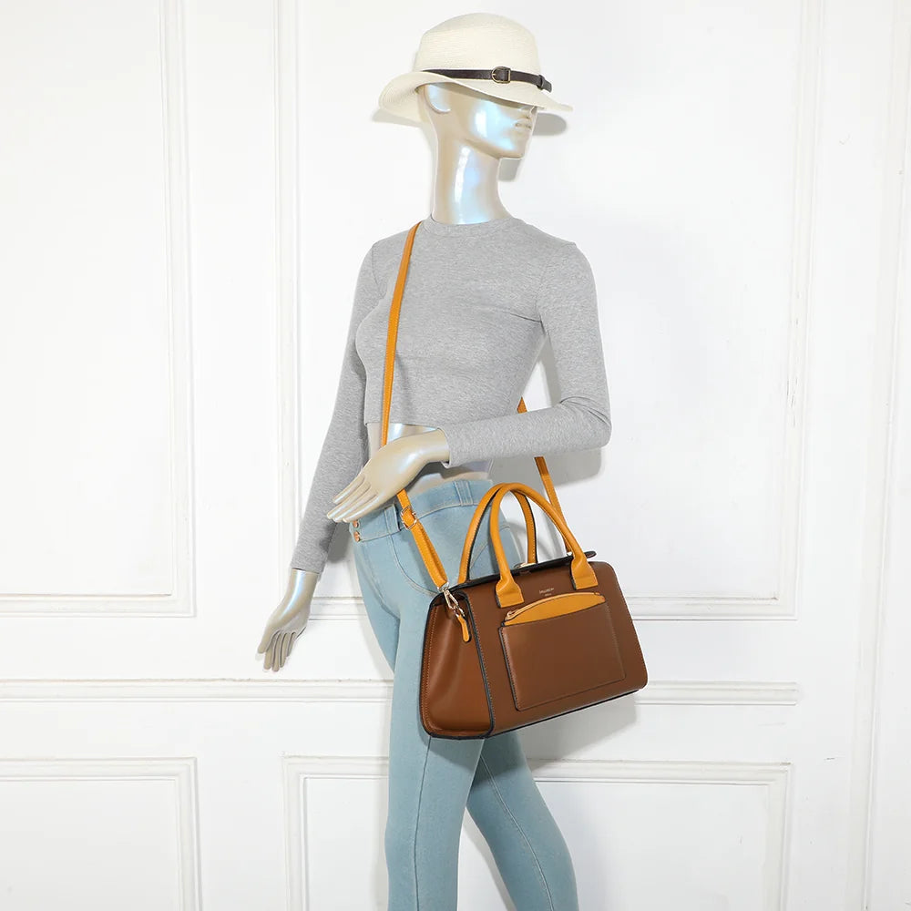 Le Corten marron foncé porté par une femme, à la main par ses anses ou à l’épaule avec sa bandoulière – réf. LS-76002