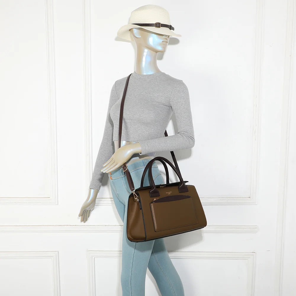 Le Corten taupe foncé porté par une femme, à la main par ses anses ou à l’épaule avec sa bandoulière – réf. LS-76002
