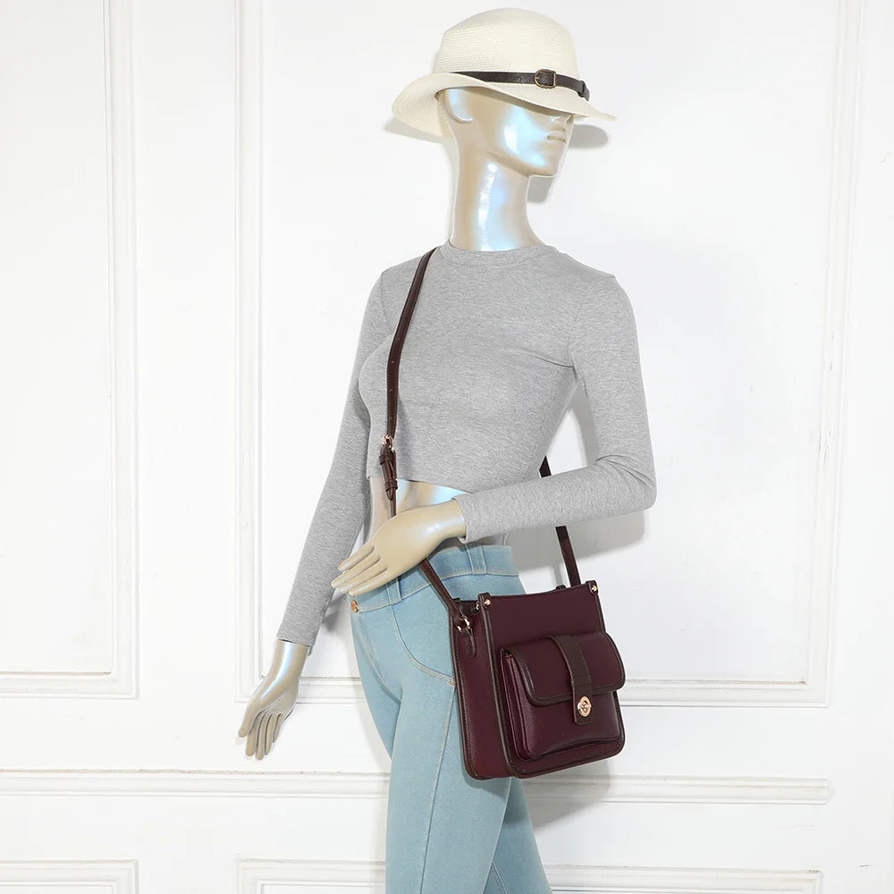 Sac bandoulière femme Le Corvès bordeaux porté à l’épaule ou en travers du corps grâce à sa bandoulière réglable – réf. R-2071