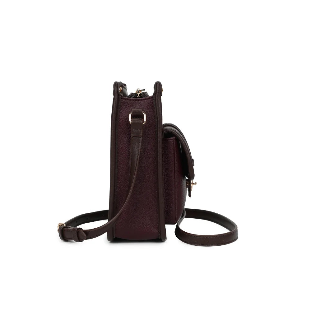 Profil du sac Le Corvès bordeaux : format compact de 8 cm de profondeur et bandoulière réglable – réf. R-2071