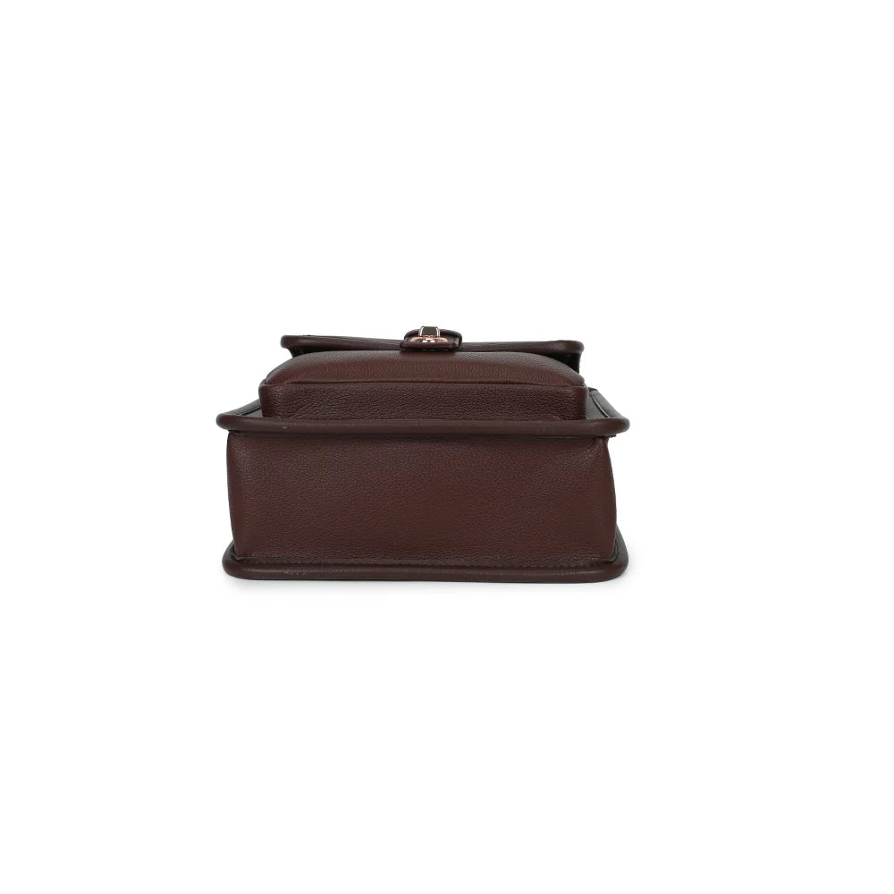 Vue du dessous du sac Le Corvès café, pour apprécier sa silhouette structurée et compacte – réf. R-2071