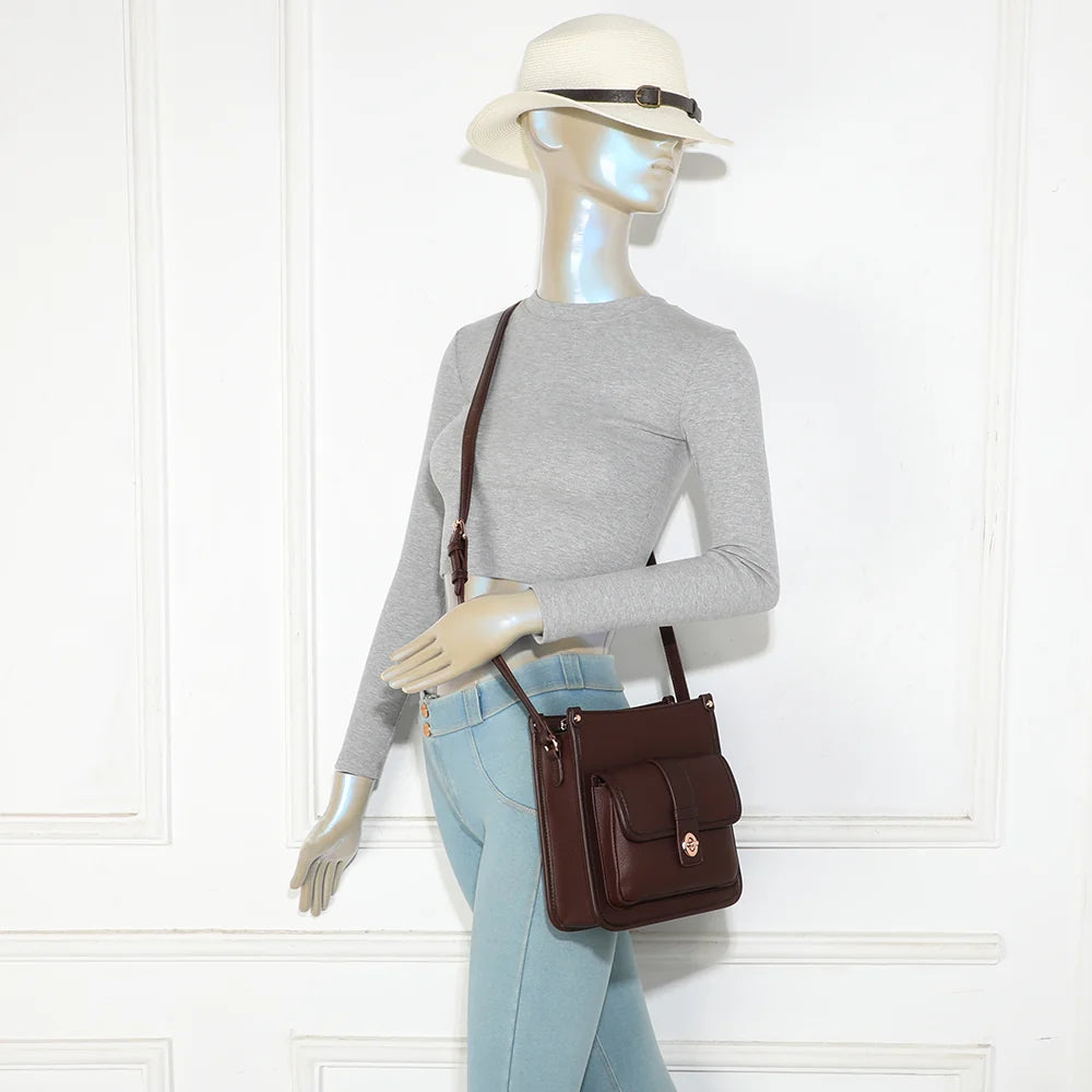 Sac bandoulière femme Le Corvès café porté à l’épaule ou en travers du corps grâce à sa bandoulière réglable – réf. R-2071