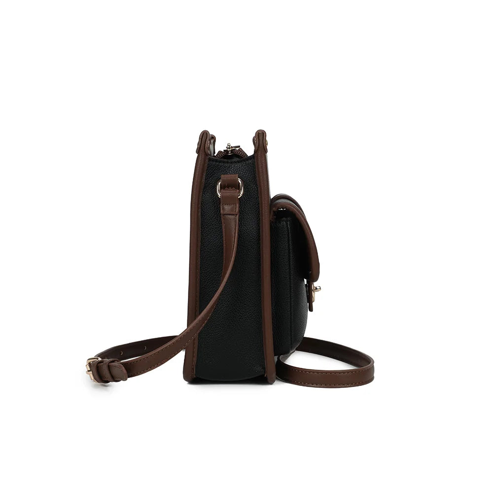 Profil du sac Le Corvès noir : format compact de 8 cm de profondeur et bandoulière réglable – réf. R-2071
