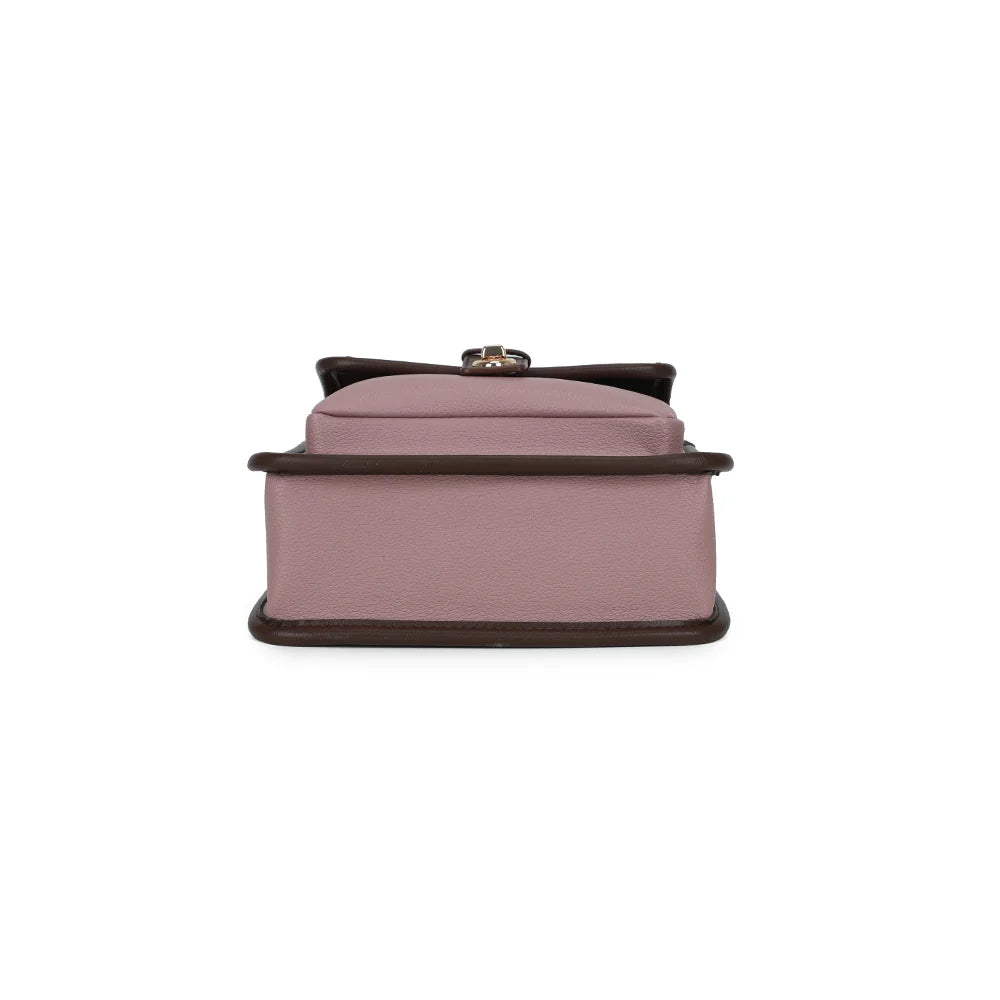 Vue du dessous du sac Le Corvès rose foncé, pour apprécier sa silhouette structurée et compacte – réf. R-2071