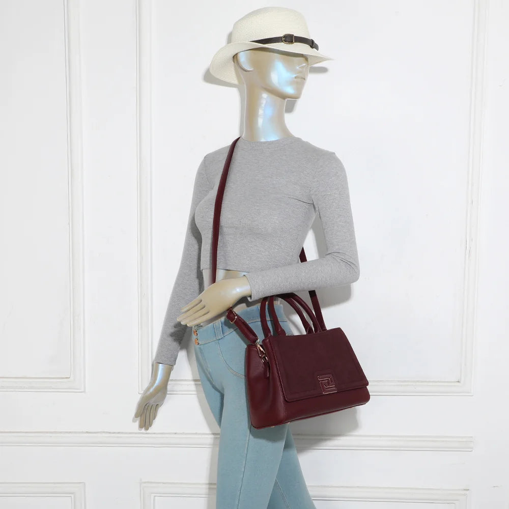 Sac à main femme Le Delsane bordeaux porté, un format intermédiaire à la silhouette structurée – réf. G-7512